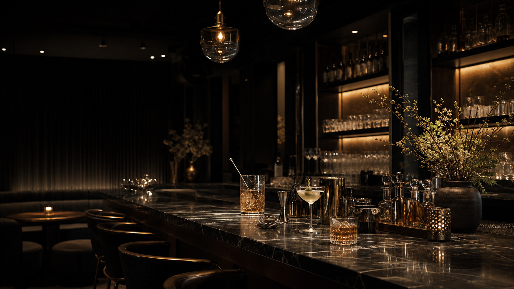 Elegantní tmavý cocktail bar se zlatými akcenty